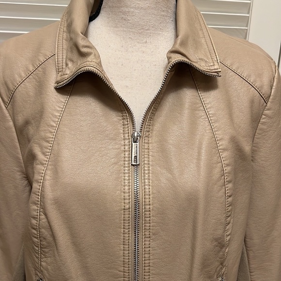 Kenneth Cole Reaction Faux Leather Moto Jacket in Honey, Size Large - Picture 4 of 17